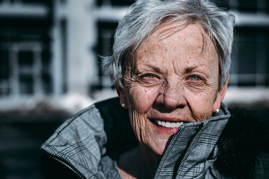 Livres audio vs lecture à voix haute : quel est le meilleur choix pour les seniors ?