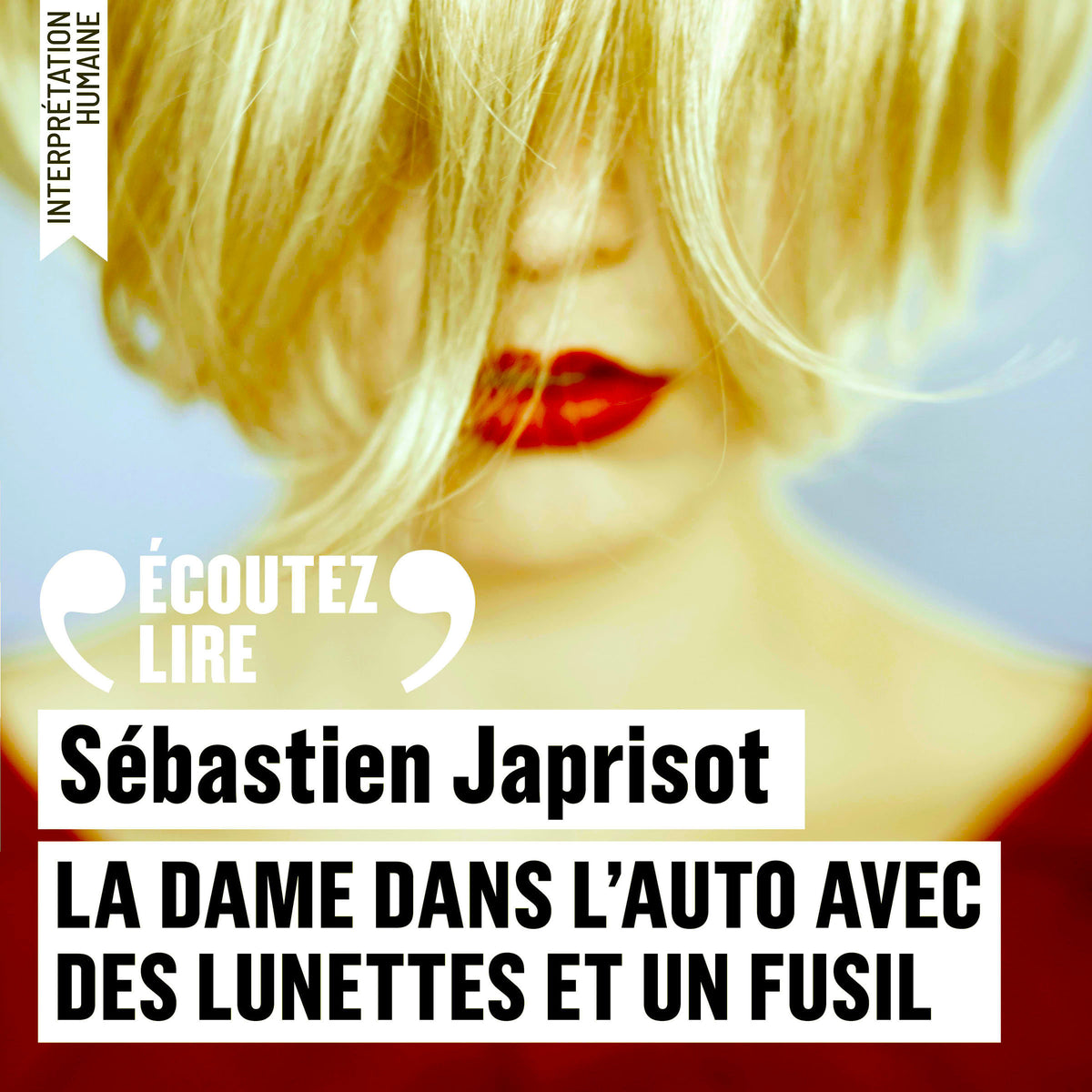 La dame dans l'auto avec des lunettes et un fusil